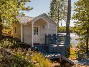 Magic on Little Go Home~3 Bedroom Cottage + Guest Cabin on 980 ft Shore!