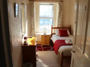 Middlegate Hotel