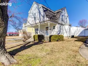 Warrensburg Home, Close to Downtown!
