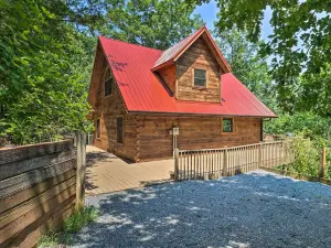 Deck + Game Room: Lakefront Landrum Cabin!