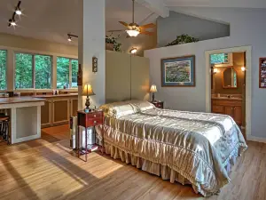 Harbert Cottage w/ Fire Pit: Half Mile to Beach!