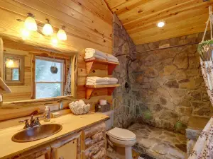 Romantic Mountain View Cabin Rental Near Downtown!