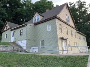 Cozy apartment close to downtown Hannibal with full kitchen, A/C, and Wi-Fi
