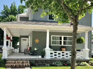 Cute cozy apartment. Half a block walking distance from beautiful downtown Ionia