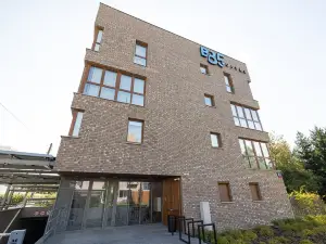 B85 Suites