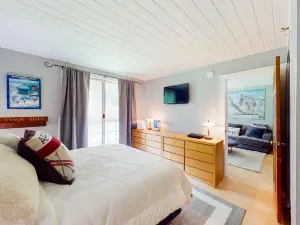 Comfortable mountainside condo with skiing, balcony, fast WiFi, & washer/dryer