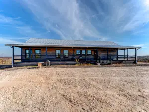 Rustic Charm and Scenic Pastures - Enchanting Texas Hideaway