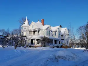 바이 더 리버 B&B