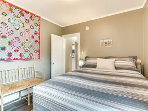 Pet-Friendly Family Apartment - Near NU Campus!