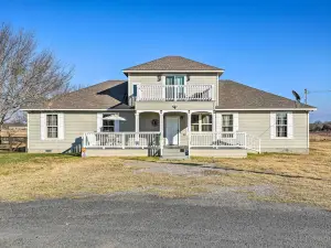 Peaceful Atascosa Home w/ Balcony & Deck!