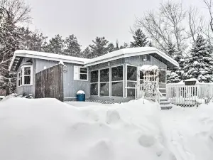Cozy Crosby Cabin Near Serpent Lake and Main St