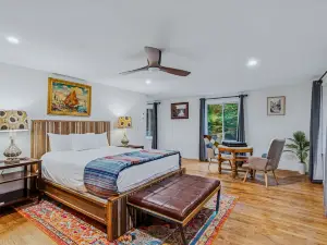 Hot Tub, Sauna and Game Room Amenities - Charming Eclectic Retreat