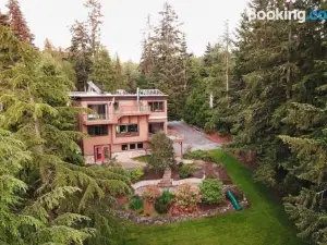 Stylish Deception Pass Retreat with Bay Views