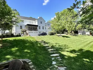 The Holly and Ivy Inn