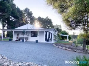 The Pine Tree Cottage - Charming Cottage Close to Canberra