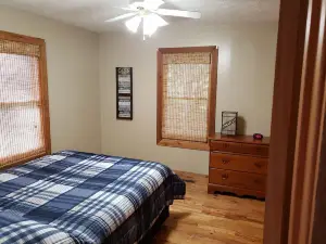 Creekview Cabin overlooking Deer Creek at Rocky Point with (WI-FI)