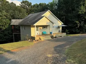 Cozy Cottage near Lake Tillery, Uwharrie Forest. Bring boat or kayaks!