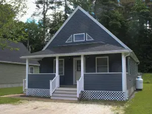 Bluebird Cottage - Cozy 2-bedroom with AC and WiFi on Woodbury Pond
