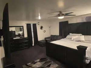 Spacious 4-bedroom house in Charlton Heights with hottub & game room