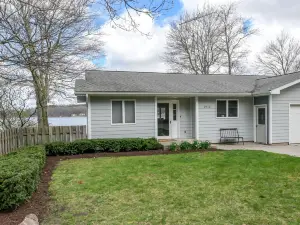 Charming 3-bedroom house with private waterfront, hot tub & close to dunes