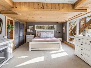 Riverfront-Sandy Beach-Tiki Bar-Dock-Recreation Room-3700ft