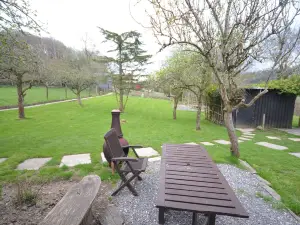 2-Bed Cabin Sleeps 4 -Small Pets Ok -Free Parking