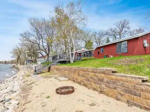 Lakefront Hideaway - Boat Lift, WiFi, Cozy Cabin