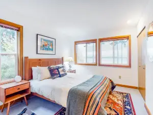 Water-view dog-friendly home with Squamish Harbor view & beach access