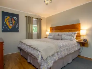 Cozy Haven - Secure Bike Storage, Fresh Linens, Retreat WiFi