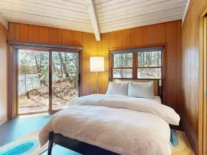 Unique lakefront gem with dock, firepit, kayaks, canoe, paddleboard & fast WiFi
