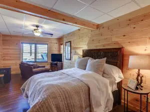 Firepit Chats, Hot Tub Soaks, Cozy Evenings by the Fireplace - Inviting Cabin