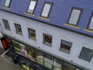 Chors Like a Hotel - Hostel