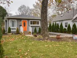 Eclectic Iowa City Cottage w/ Fire Pit!