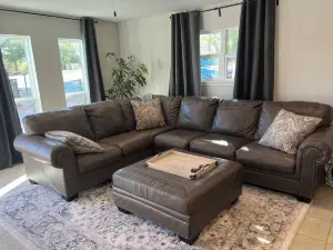 5 minutes from winery! Spacious home with pool & hot tub!