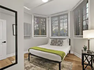 Sleek and Cozy 1BR Apartment - Hartrey G