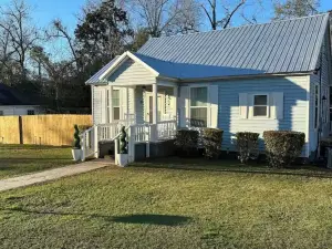 Charming 2-bedroom house in Monroeville with Wi-Fi and AC.