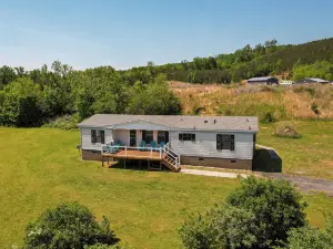Quaint Asheboro Home about 1 Mi to North Carolina Zoo!