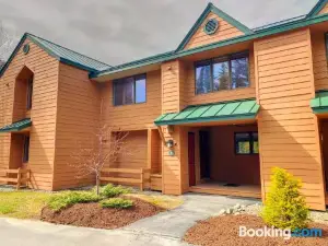 W1 Cozy and Comfortable Bretton Woods Condo with Ski Slope Views Fireplace