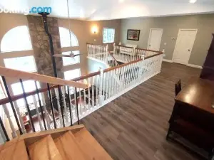 Expansive Gathering Place 5Br with Cathedral Ceiling