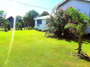 Oakwood House - Entire House Rental - 5 Bedrooms with Netflix and WiFi