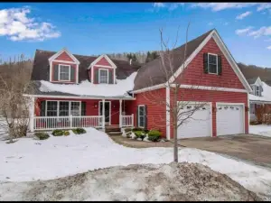 Cozy 4 Bedroom, 3 Bath House 1 mile from Village