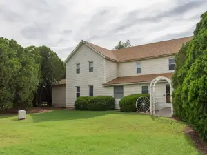 Country Farmhouse, Family Friendly, Beautiful Views, Gorgeous Sunsets