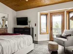 Hot Tub, Scenic Views, Game Room, Spacious Deck - Cozy Mountain Haven