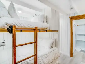 Recently renovated studio with window AC, deck & ski-In/ski-out access
