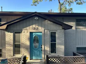 LAKEFRONT HOME WITH AN AMAZING LAKESIDE DECK ONLY 1 HOUR FROM COLLEGE STATION.