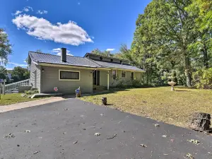 Cozy Lakefront Lapeer House w/ 2 Paddle Boats!