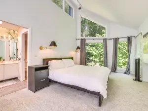 2 Mi to Lake Modern Harbor Springs Home with Grill!