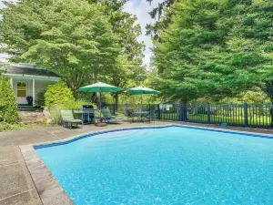 Serene Holmes Cottage Near Lakes & Trails!
