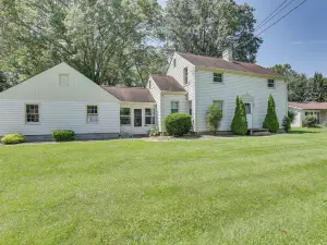 1 Mi to Dtwn Salem: Apt w/ Shared Yard!