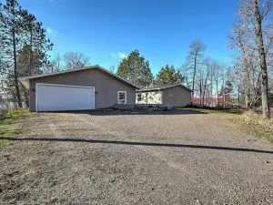 Sarona Serenity: Lakeside Retreat w/ Boat Dock!